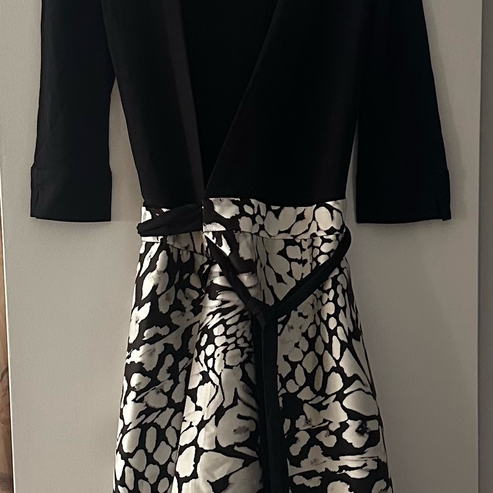 Elegant Black and White Diane von Furstenberg Classic Wrap Dress - Picture 5 of 6